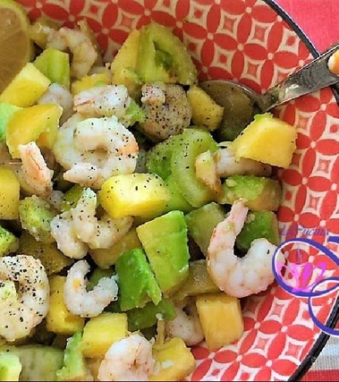 Insalata esotica di gamberetti, avocado e ananas