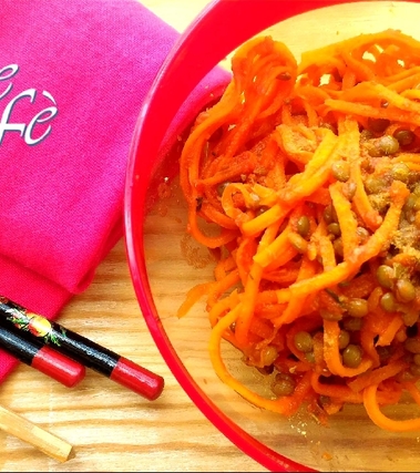 Spaghetti di carote con lenticchie e zenzero