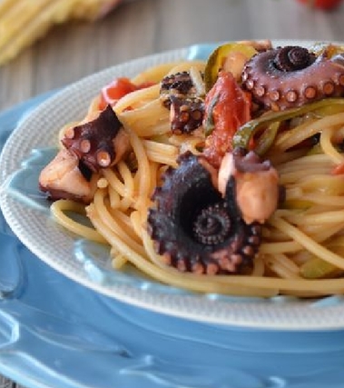 Spaghetti con pomodorini polpo e zucchine
