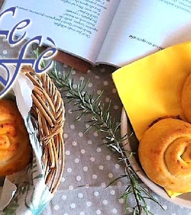 Spirali di pizza con pomodoro e mozzarella