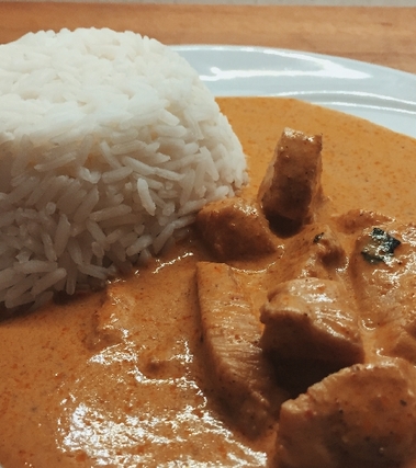 Zuppa thailandese di massaman curry con pollo