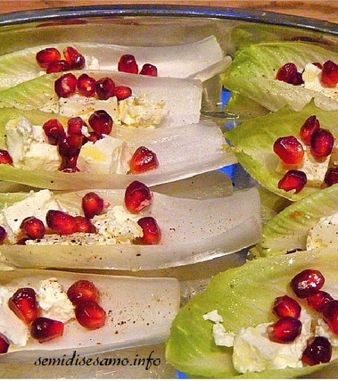 Barchette di indivia e melograno