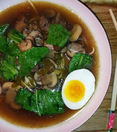 Pak choi zuppa con champignon e manzo