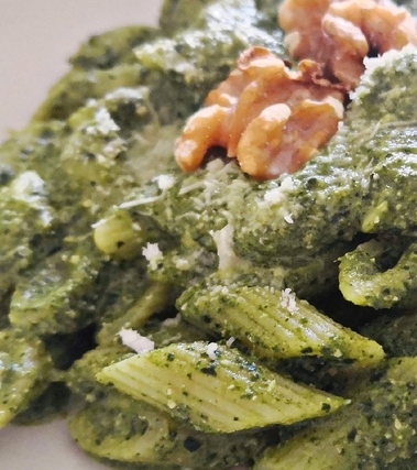 Pasta al pesto di cavolo nero e noci