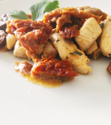 Pollo con pomodori secchi e olive nere