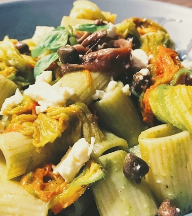 Mezze maniche fiori di  zucca, acciughe e feta