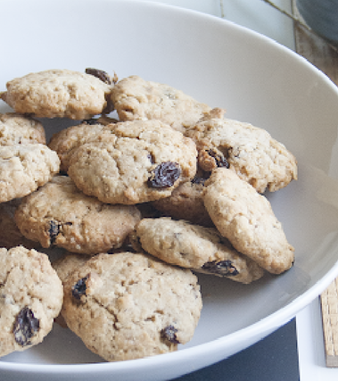 Biscotti al farro, fiocchi d'avena e uvetta sultan