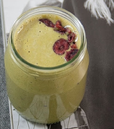 Smoothie con kiwi e tè matcha