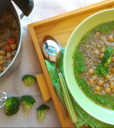Zuppa di cereali e ceci in crema di broccoli