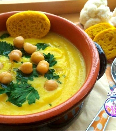 Vellutata di cavolfiori con ceci e curcuma