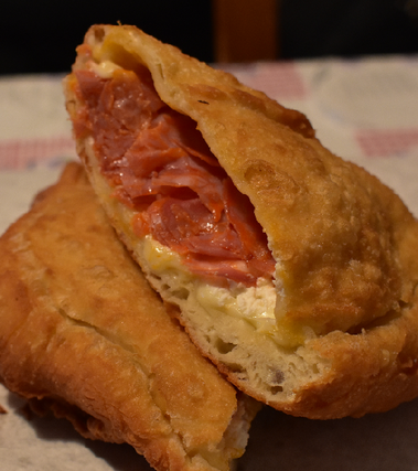 Calzoni fritti con ricotta e salame piccante