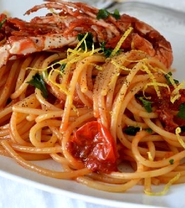 Spaghetti con scampi e pomodorini e limone