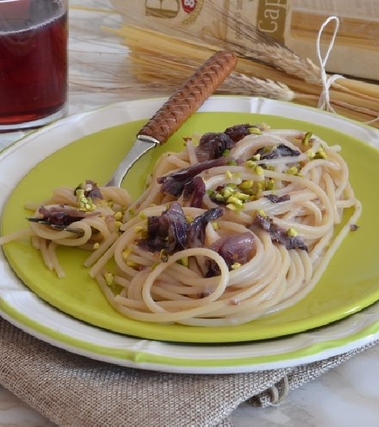 Spaghettoni con formaggio in crema di radicchio