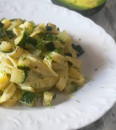 Bavette con zucchine e crema di ricotta e avocado