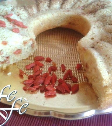 Ciambella allo yogurt con mela e bacche di goji