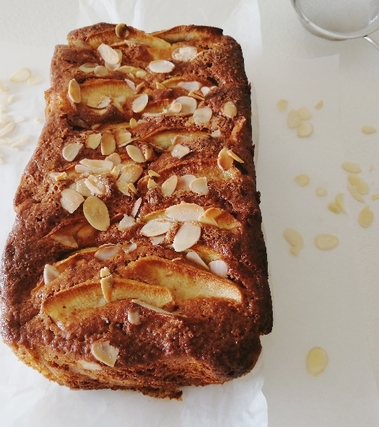 Plumcake light alle mele e mandorle