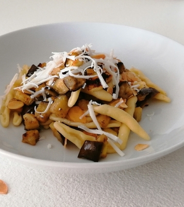 Cicatelli melanzane, mandorle e cacioricotta