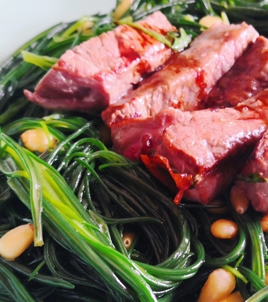 Agretti con pinoli e tagliata di scottona