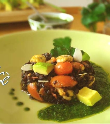 Riso venere, pesto di rucola, prosecco e gamberetti