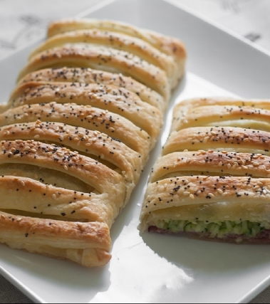 Strudel di zucchine, prosciutto e formaggio