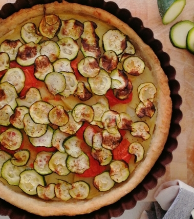 Torta salata con zucchine, pomodorini e patate