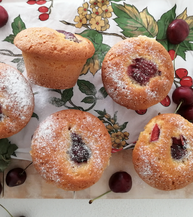 Muffin allo yogurt, vaniglia e ciliegie