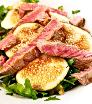 Insalata di rucola e fichi con carne rossa