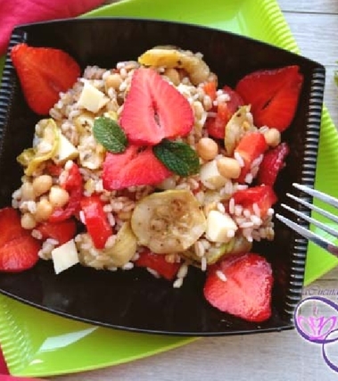 Orzo perlato con ceci, zucchine e fragole