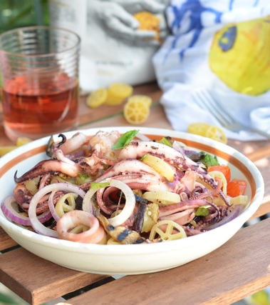 Rotelle con calamari melanzane grigliate e cipolla