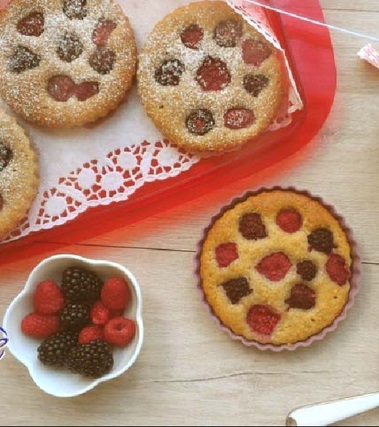 Tortine al limone con more e lamponi