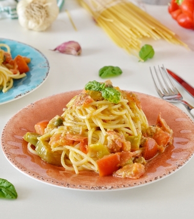 Boscaioli con crema di peperoni verdi  pomodori