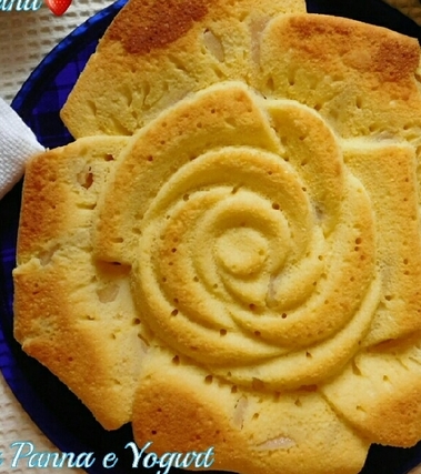 Dolce alla panna e yogurt con pere