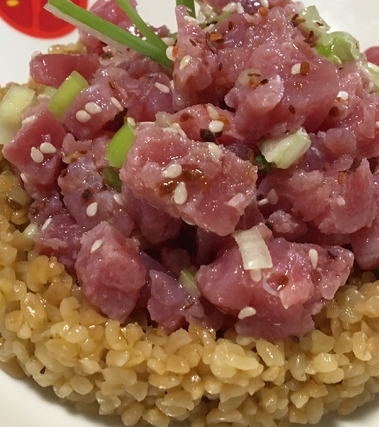 Bulgur con tartare di tonno, cipollotto e sesamo