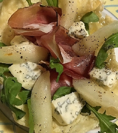 Cestini di pere al vino con gorgonzola e speck