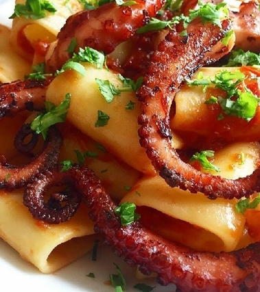 Paccheri, polpo croccante, salsa di pomodori secchi
