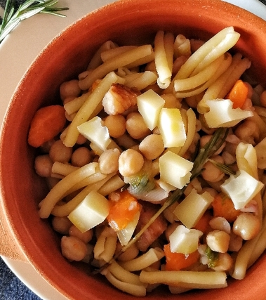 Caserecce con zuppa di ceci, castagne e provolone
