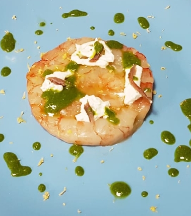 Cruditè di gamberi con pesto di rucola è burrata