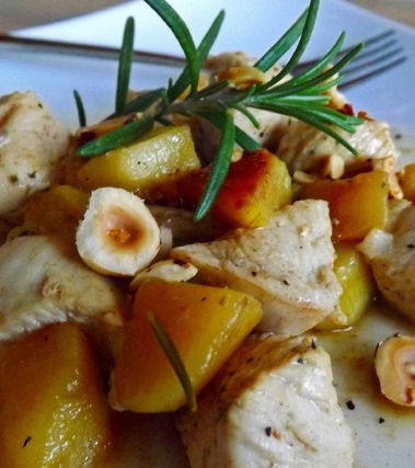 Bocconcini di pollo, mele e nocciole