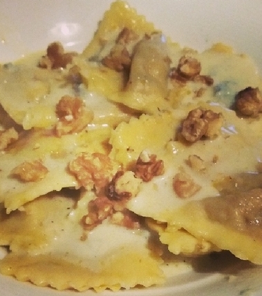 Ravioloni di zucca e philadelphia con zola e noci