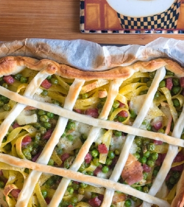Tagliatelle salsiccia piselli e provola in guscio