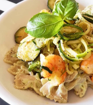 Pasta con salsa di avocado, zucchine e gamberi
