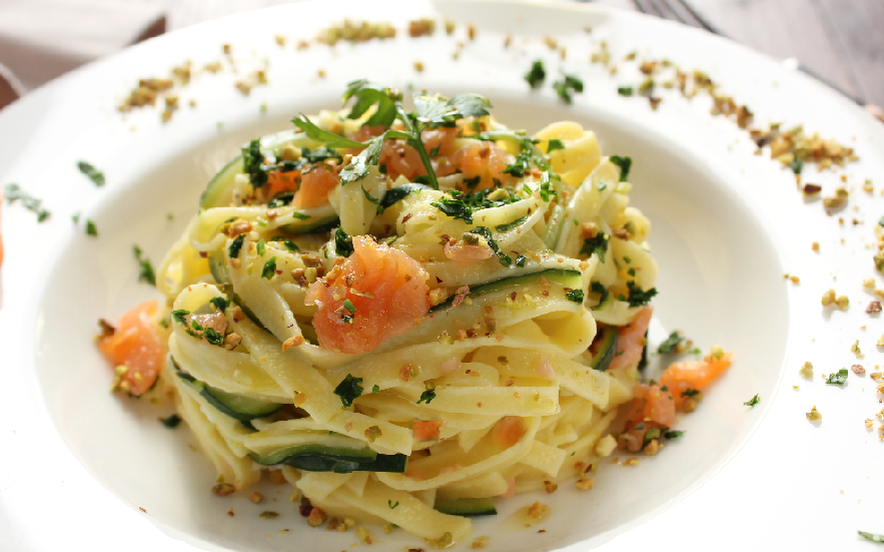 Tagliolini con salmone, robiola e pistacchi