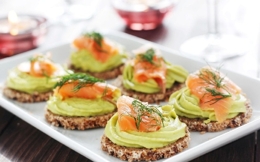 Tartine con salmone e crema di avocado