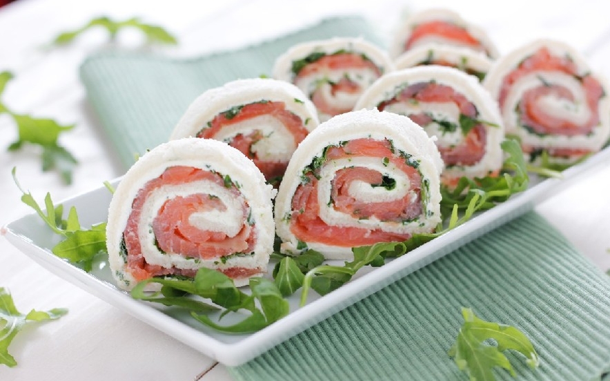 Rotolini al salmone e rucola