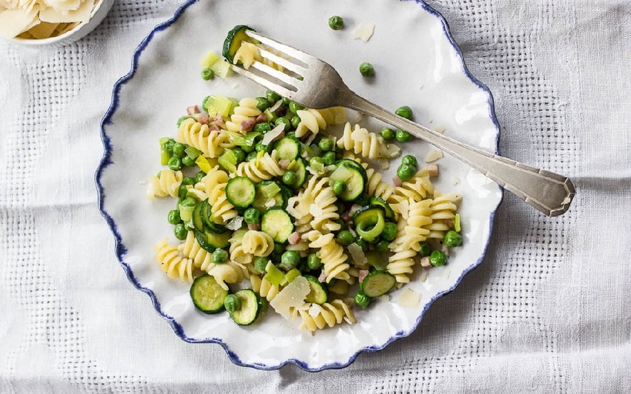 Fusilli primavera con zucchine e piselli