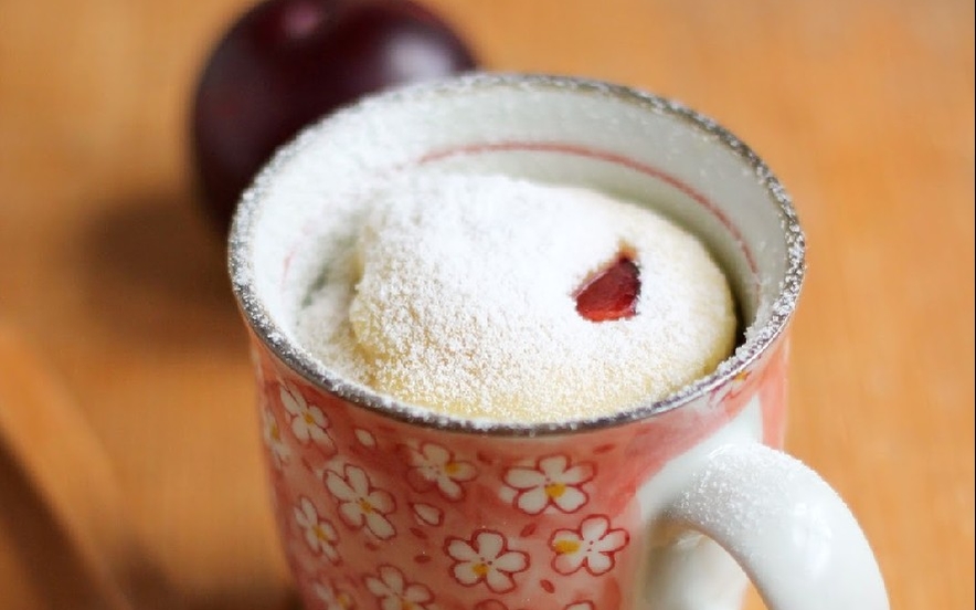 Mug cake con ricotta e prugne