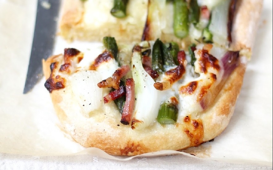 Pizza con asparagi, cipollotti e crescenza