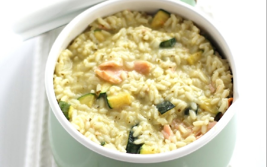 Risotto con crema al basilico, zucchine e salmone