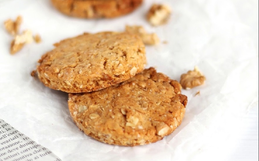 Biscotti con fiocchi d'avena, noci e yogurt