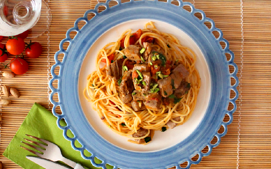 Spaghetti con tonno, pomodorini e pistacchi